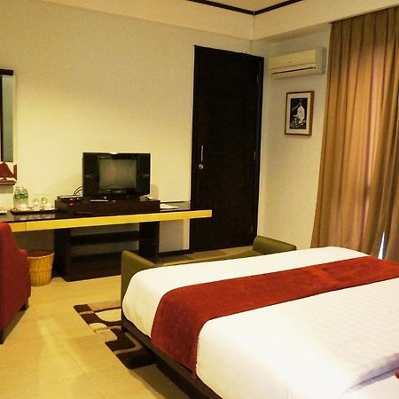 Rumah Nenek Hotel And Restaurant Паданг Екстериор снимка