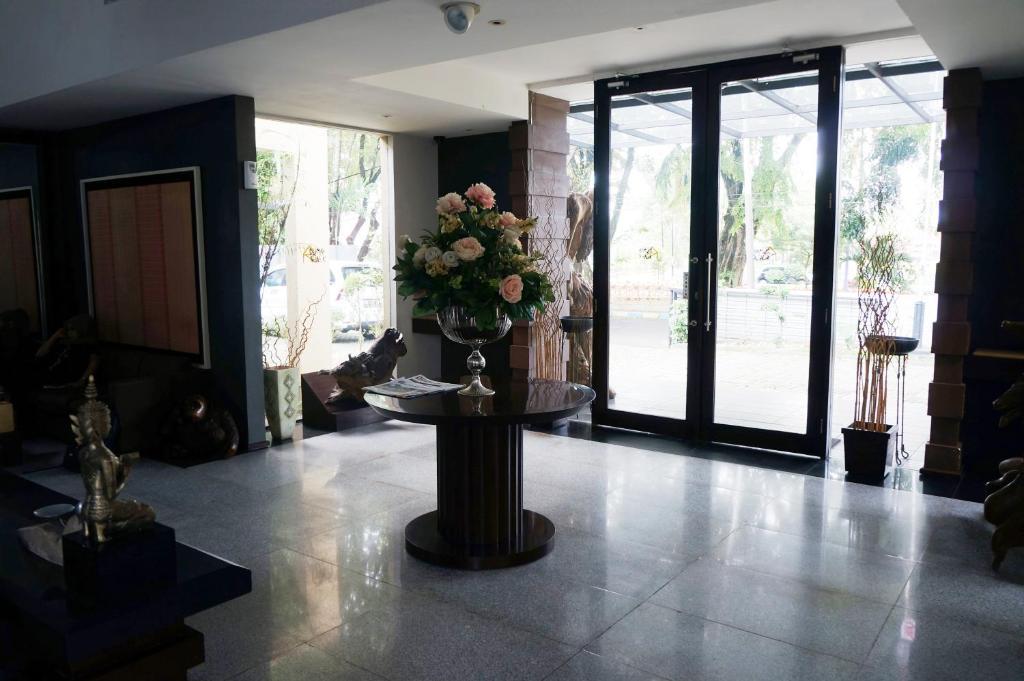 Rumah Nenek Hotel And Restaurant Паданг Екстериор снимка