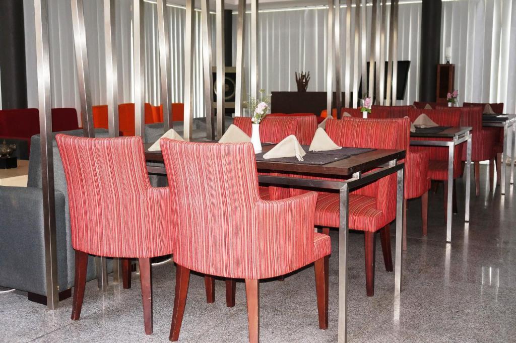 Rumah Nenek Hotel And Restaurant Паданг Екстериор снимка