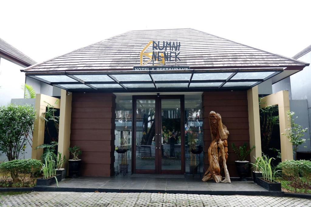 Rumah Nenek Hotel And Restaurant Паданг Екстериор снимка