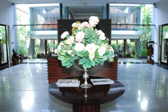 Rumah Nenek Hotel And Restaurant Паданг Екстериор снимка