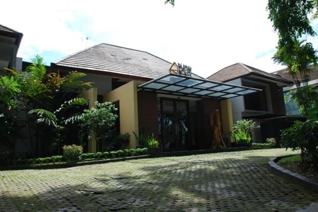 Rumah Nenek Hotel And Restaurant Паданг Екстериор снимка