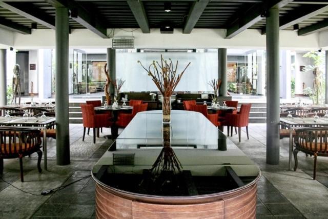 Rumah Nenek Hotel And Restaurant Паданг Екстериор снимка